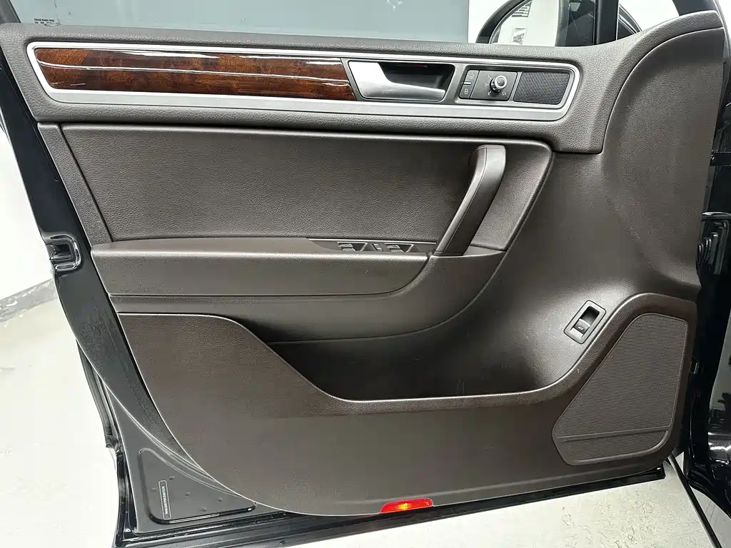 Volkswagen Volkswagen Touareg 2011 3.0 TSI Standard Model 2014 - thumbnail 12