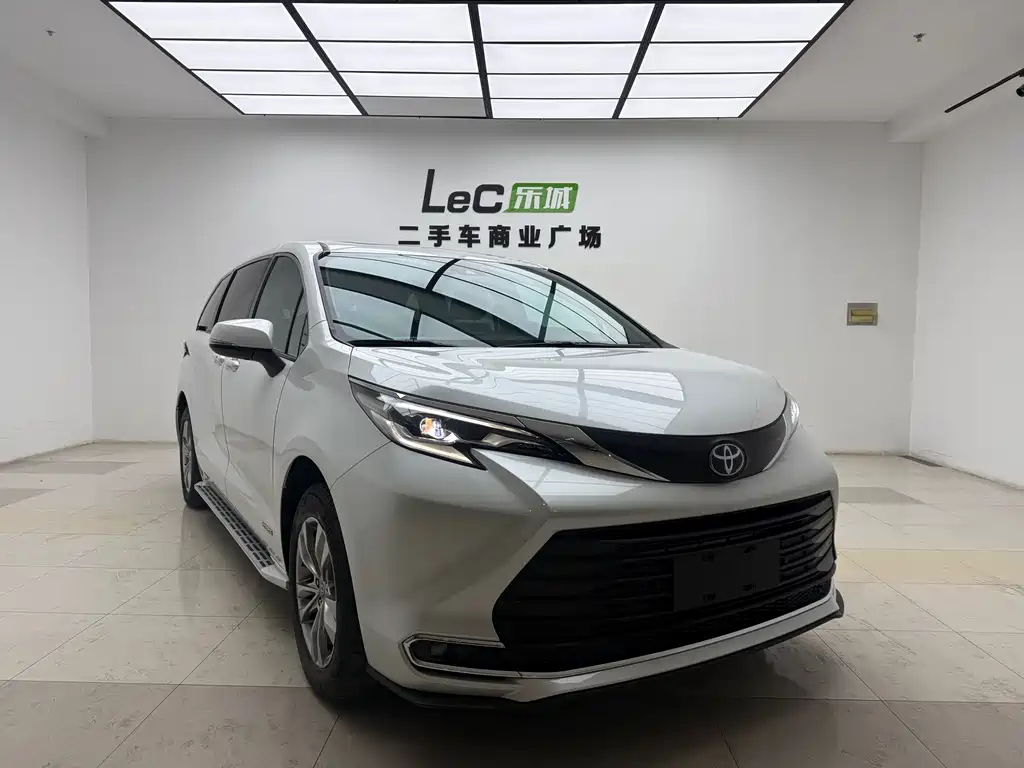 Toyota Toyota Sienna 2023 2.5L Hybrid LE 2023 - thumbnail 2