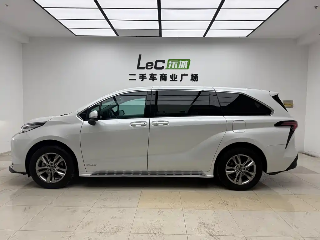 Toyota Toyota Sienna 2023 2.5L Hybrid LE 2023 - thumbnail 4