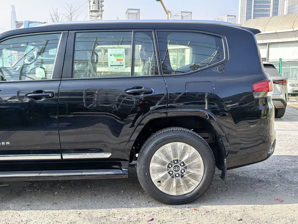 Toyota Land Cruiser LC300 2025 3.3T Diesel 2026 - thumbnail 5