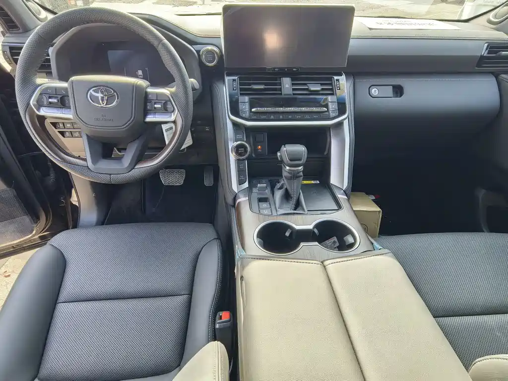 Toyota Land Cruiser LC300 2025 3.3T Diesel 2026 - thumbnail 10