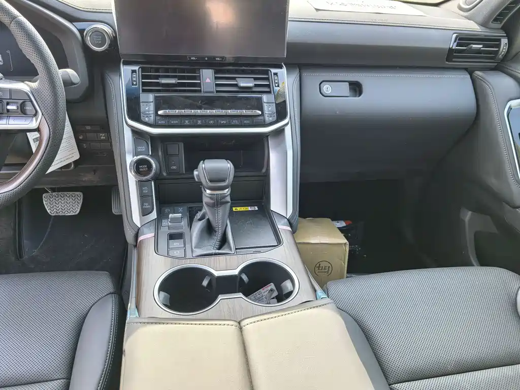 Toyota Land Cruiser LC300 2025 3.3T Diesel 2026 - thumbnail 12