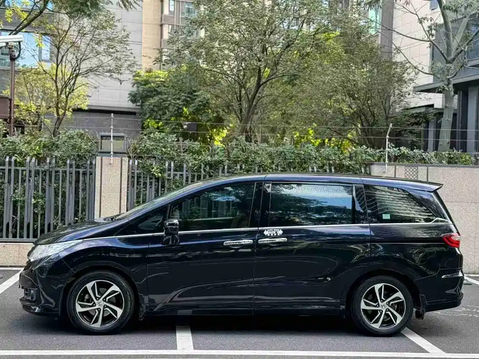 Honda Honda Odyssey 2015 Model Year Facelift 2.4L Luxury Edition 2017 - thumbnail 3