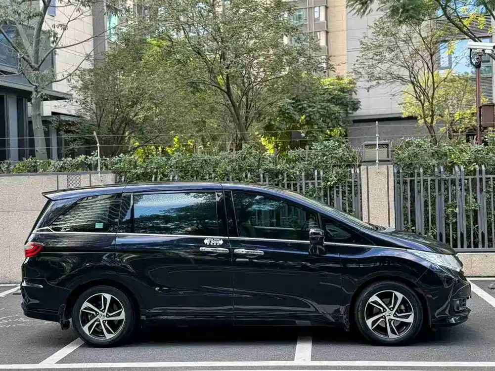 Honda Honda Odyssey 2015 Model Year Facelift 2.4L Luxury Edition 2017 - thumbnail 4