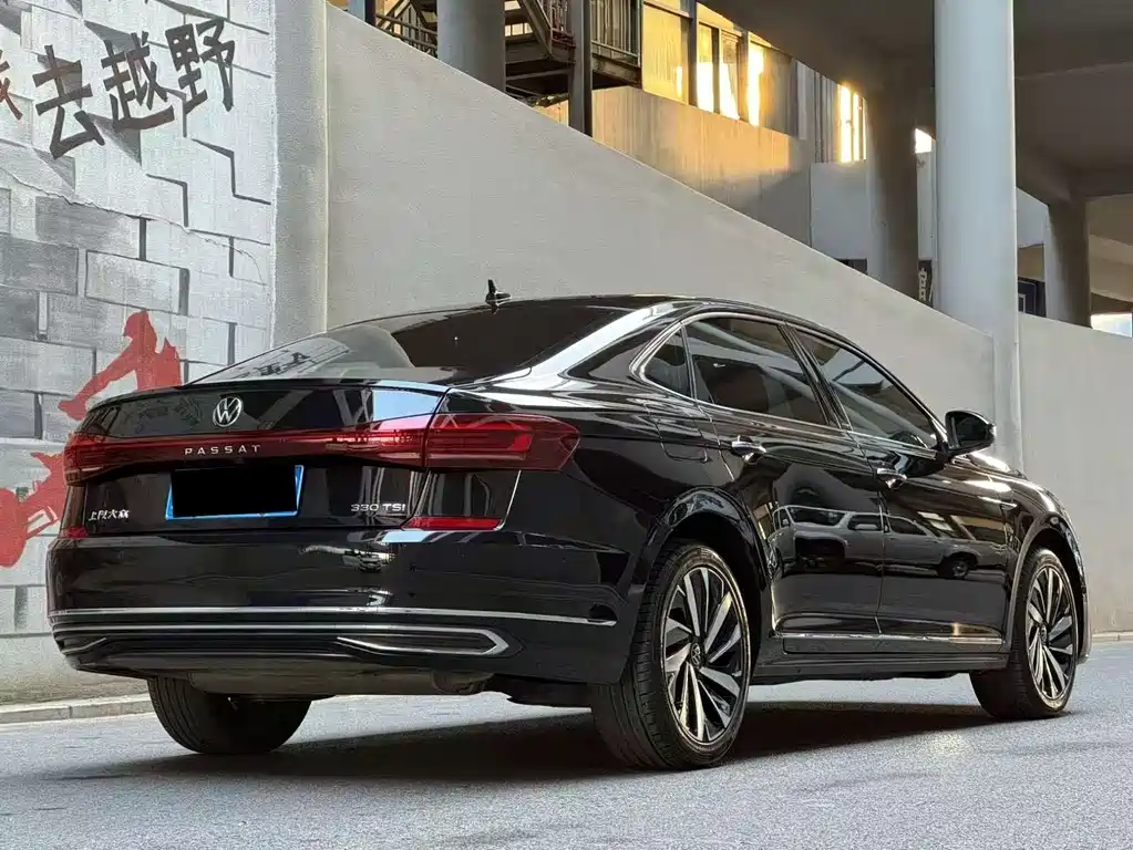 Volkswagen Volkswagen Passat 2022 330TSI Luxury Starry Sky Edition 2023 - thumbnail 5