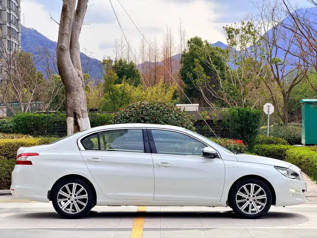 Peugeot Peugeot 408 2015 1.2T Automatic Luxury Edition 2016 - thumbnail 11