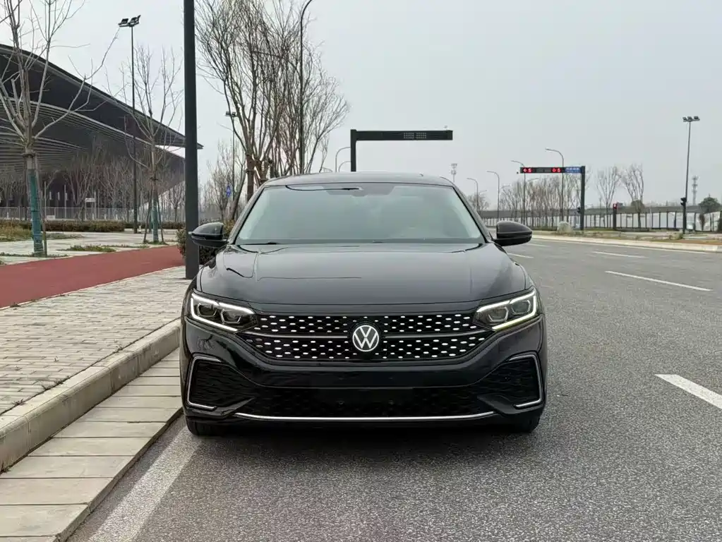 Volkswagen Volkswagen Passat 2022 330TSI Luxury Starry Sky Edition 2021 - thumbnail 3