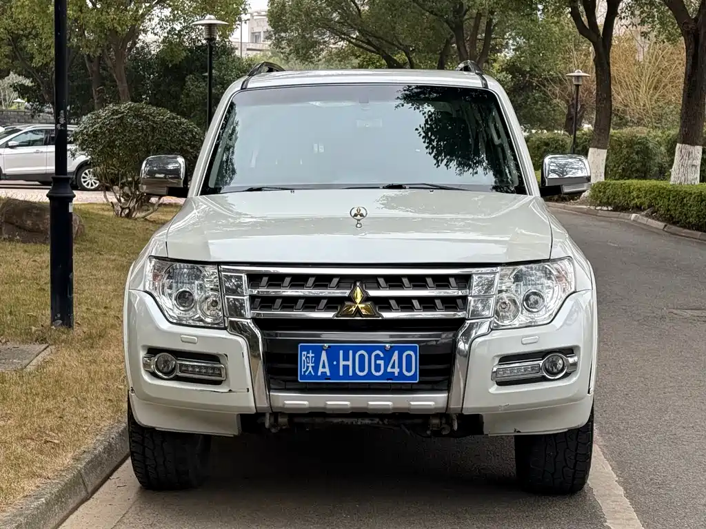 Mitsubishi Pajero Import 2020 Model 3.0L Automatic Standard Version 2020 - thumbnail 2