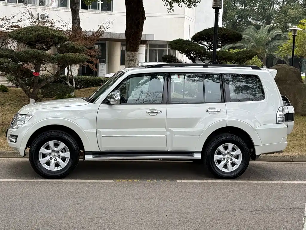Mitsubishi Pajero Import 2020 Model 3.0L Automatic Standard Version 2020 - thumbnail 3