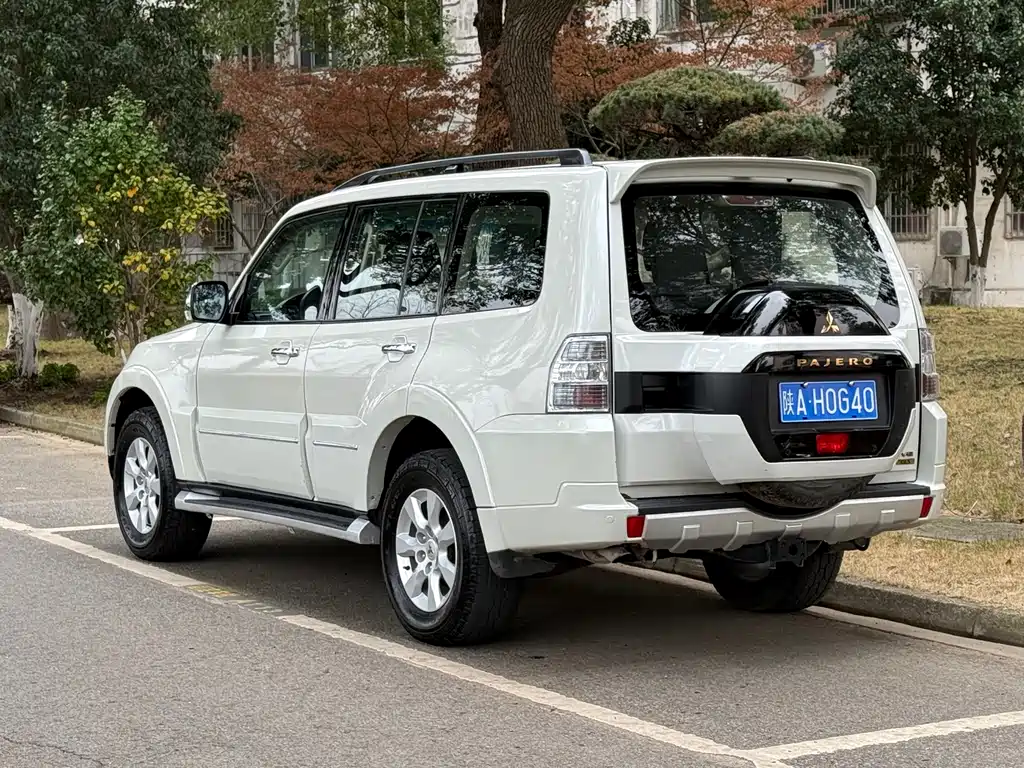 Mitsubishi Pajero Import 2020 Model 3.0L Automatic Standard Version 2020 - thumbnail 4