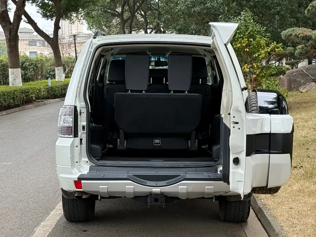 Mitsubishi Pajero Import 2020 Model 3.0L Automatic Standard Version 2020 - thumbnail 6