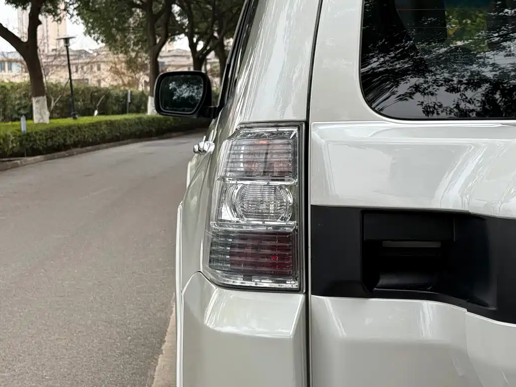 Mitsubishi Pajero Import 2020 Model 3.0L Automatic Standard Version 2020 - thumbnail 10