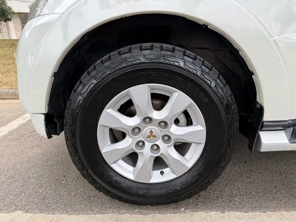 Mitsubishi Pajero Import 2020 Model 3.0L Automatic Standard Version 2020 - thumbnail 13
