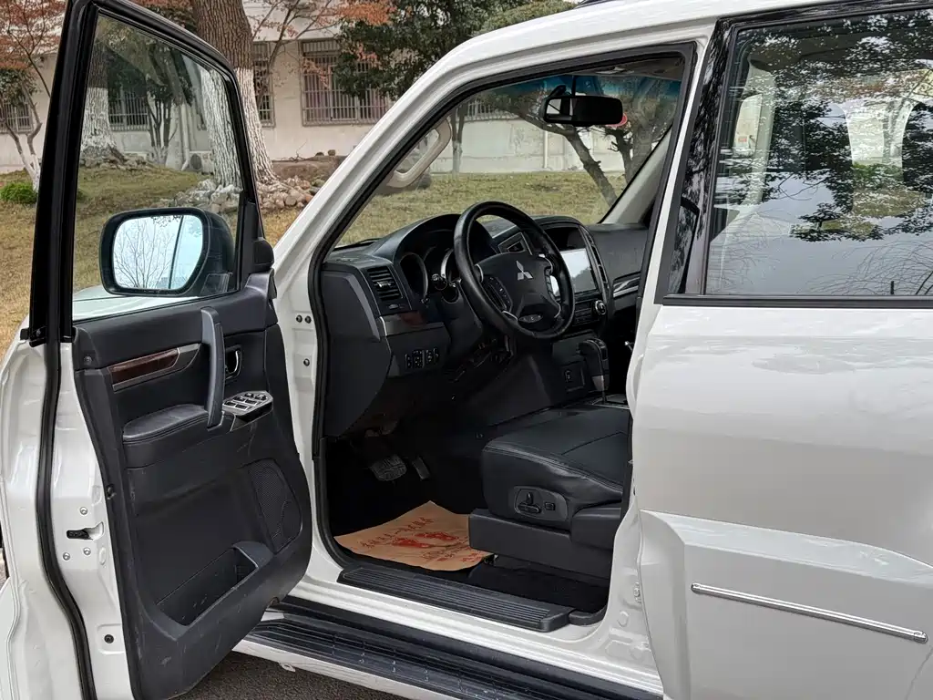 Mitsubishi Pajero Import 2020 Model 3.0L Automatic Standard Version 2020 - thumbnail 14