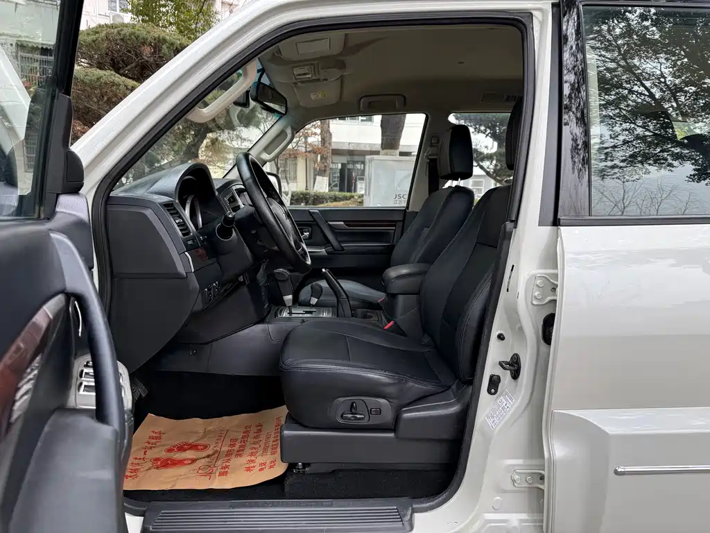Mitsubishi Pajero Import 2020 Model 3.0L Automatic Standard Version 2020 - thumbnail 15