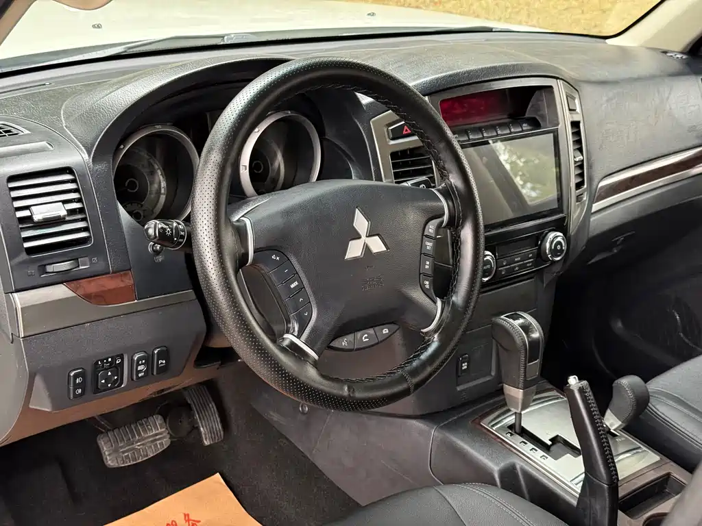 Mitsubishi Pajero Import 2020 Model 3.0L Automatic Standard Version 2020 - thumbnail 16