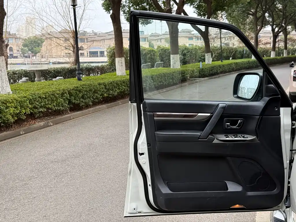 Mitsubishi Pajero Import 2020 Model 3.0L Automatic Standard Version 2020 - thumbnail 17