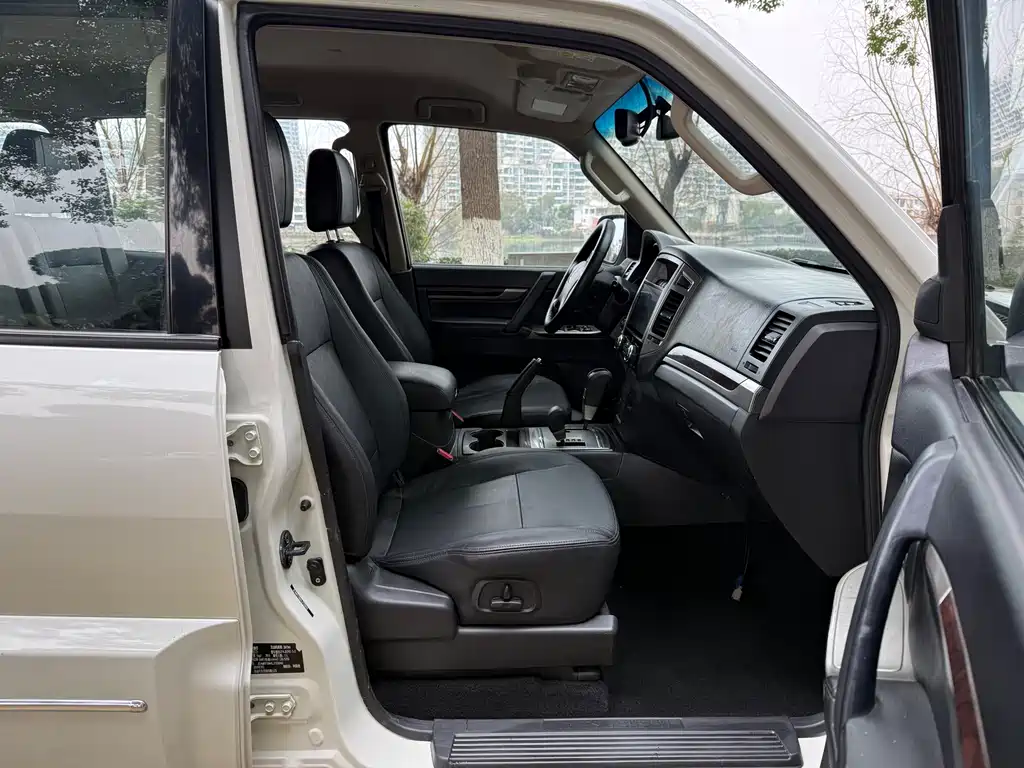 Mitsubishi Pajero Import 2020 Model 3.0L Automatic Standard Version 2020 - thumbnail 21