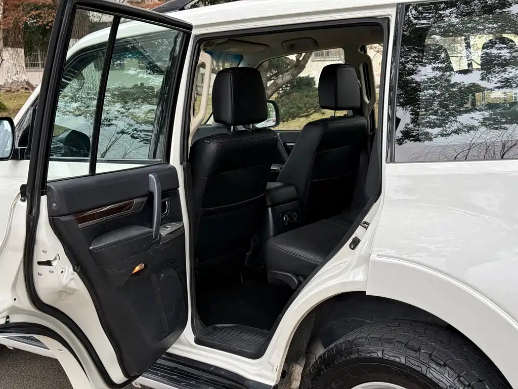Mitsubishi Pajero Import 2020 Model 3.0L Automatic Standard Version 2020 - thumbnail 30