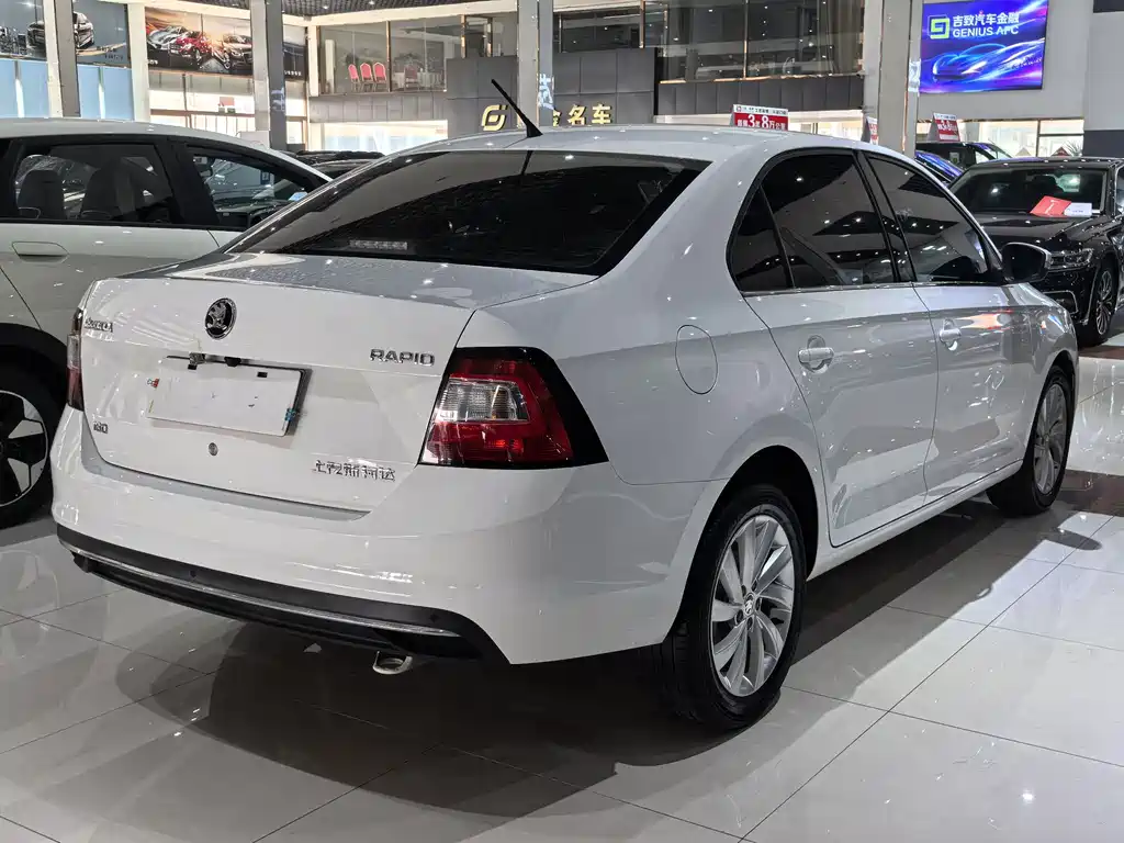 Skoda Skoda Rapid 2018 1.6L Automatic Comfort Edition 2018 - thumbnail 4