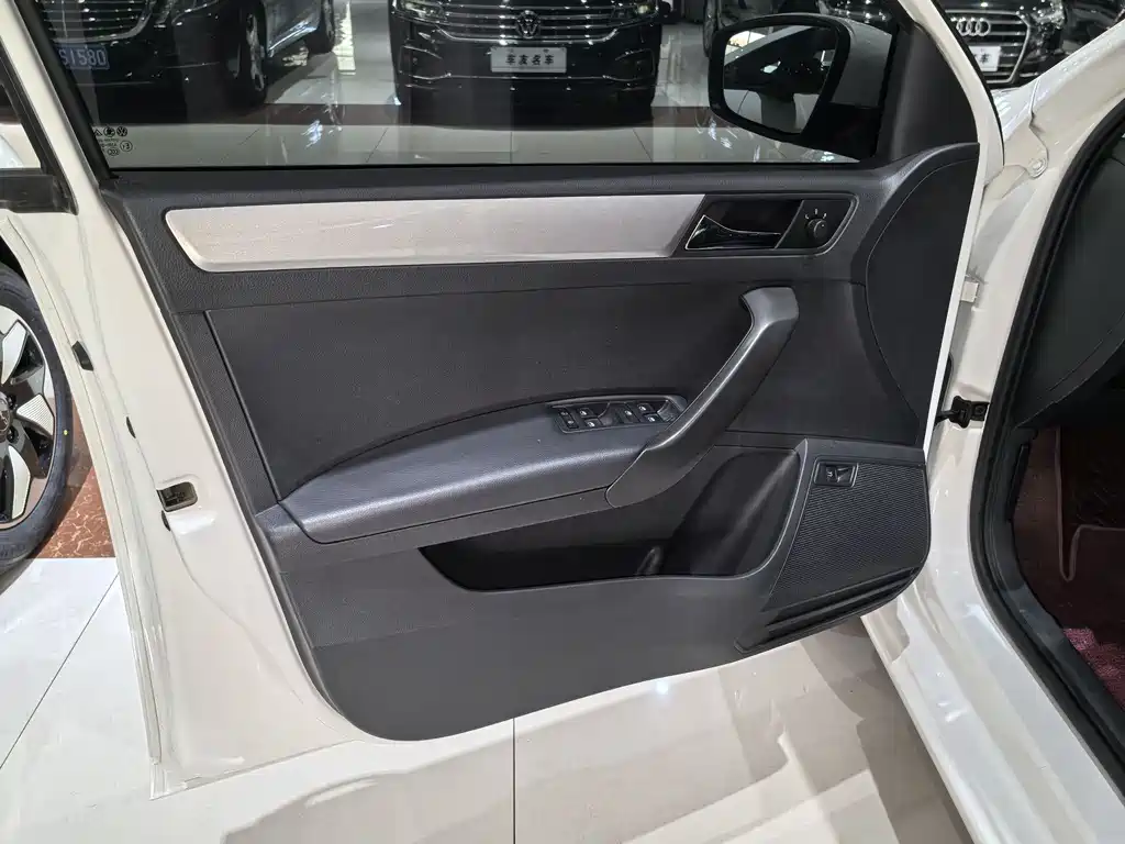 Skoda Skoda Rapid 2018 1.6L Automatic Comfort Edition 2018 - thumbnail 15