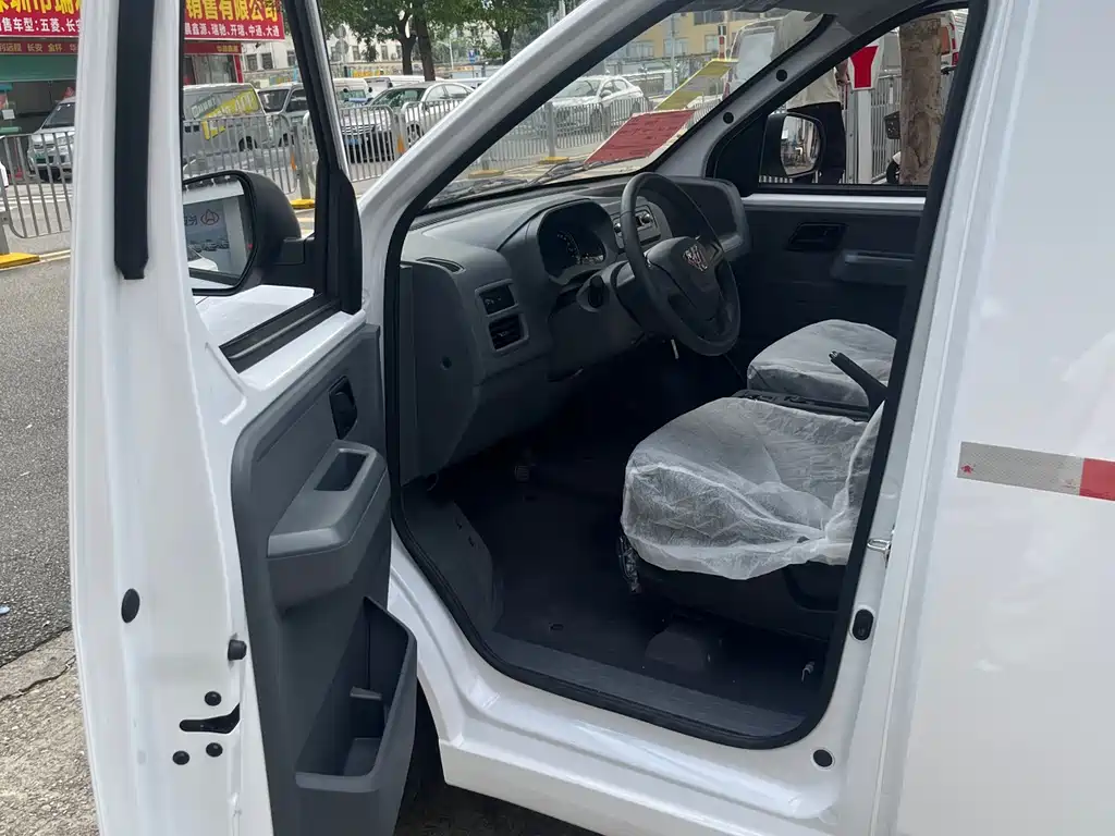 Wuling Motors Wuling Yangguang 2024 300km Comfort Windowless Edition 60kW 2026 - thumbnail 4