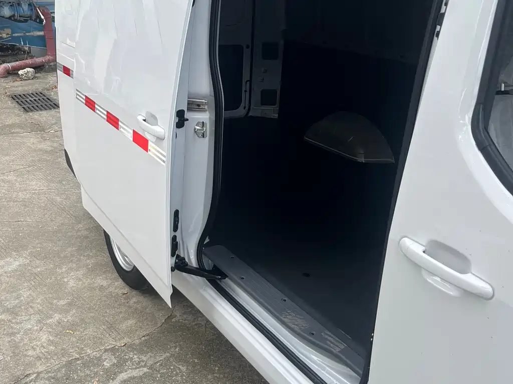 Wuling Motors Wuling Yangguang 2024 300km Comfort Windowless Edition 60kW 2026 - thumbnail 8