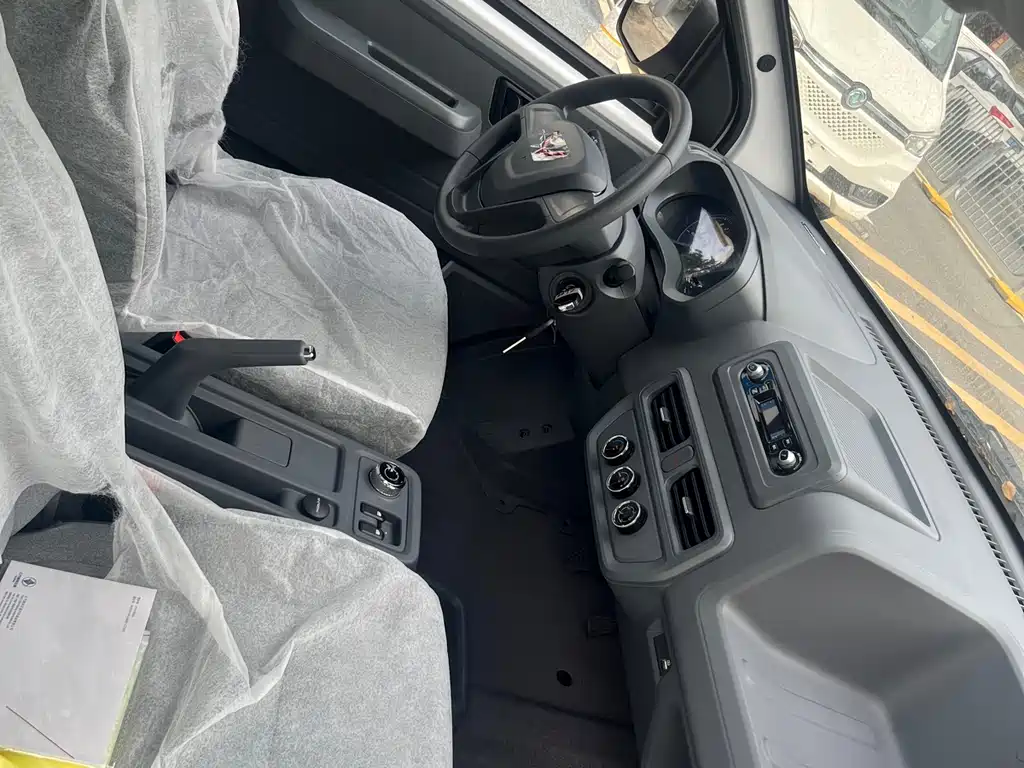Wuling Motors Wuling Yangguang 2024 300km Comfort Windowless Edition 60kW 2026 - thumbnail 9