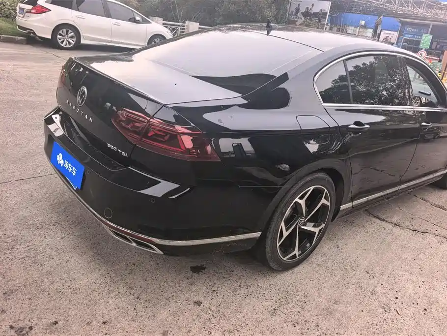 Volkswagen Magotan 2023 2 Million Units Anniversary Edition 330TSI DSG Leading Model 2024 - thumbnail 3