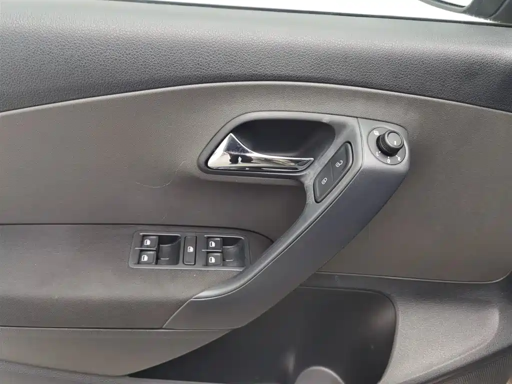 Volkswagen Volkswagen Polo 2016 1.6L Cross Polo Automatic 2016 - thumbnail 9