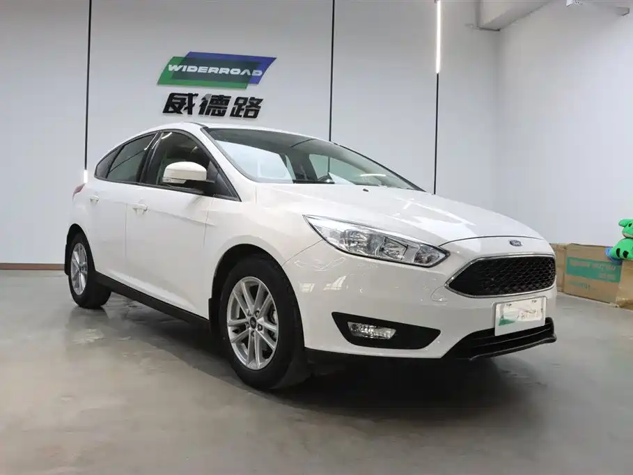 Ford Ford Focus 2018 Hatchback Classic 1.6L Automatic Style Intelligent Edition 2019 - thumbnail 2