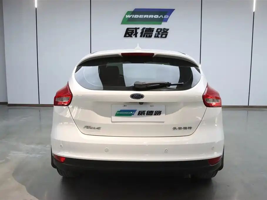 Ford Ford Focus 2018 Hatchback Classic 1.6L Automatic Style Intelligent Edition 2019 - thumbnail 3