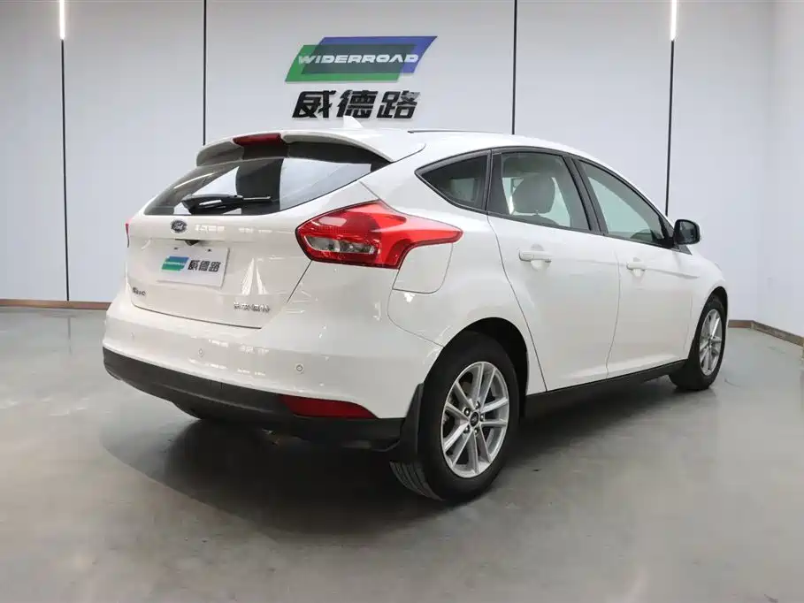 Ford Ford Focus 2018 Hatchback Classic 1.6L Automatic Style Intelligent Edition 2019 - thumbnail 4
