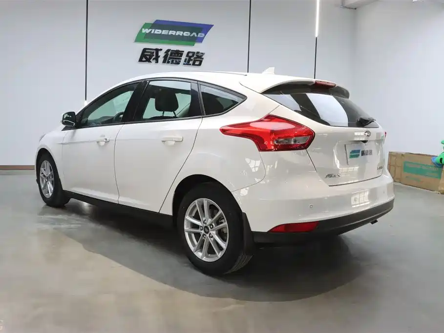 Ford Ford Focus 2018 Hatchback Classic 1.6L Automatic Style Intelligent Edition 2019 - thumbnail 5