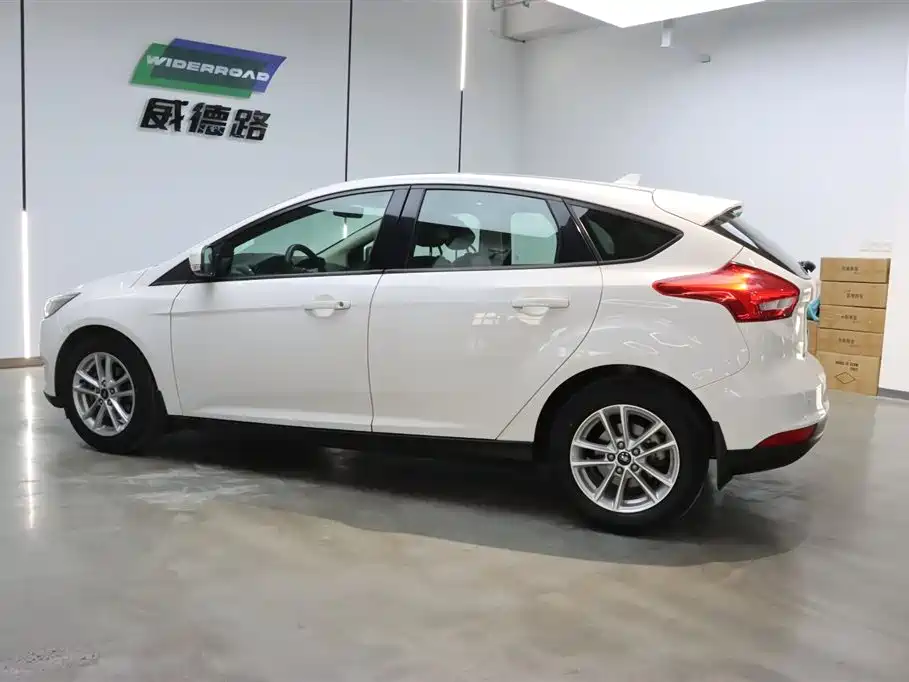 Ford Ford Focus 2018 Hatchback Classic 1.6L Automatic Style Intelligent Edition 2019 - thumbnail 6