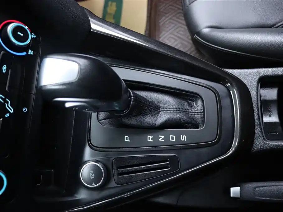Ford Ford Focus 2018 Hatchback Classic 1.6L Automatic Style Intelligent Edition 2019 - thumbnail 9