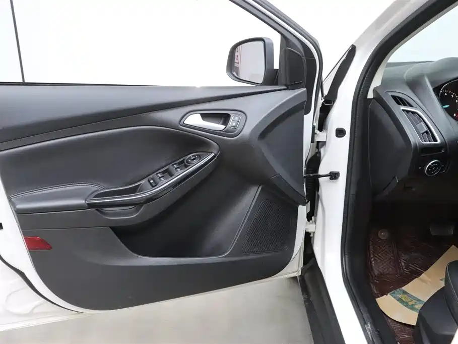 Ford Ford Focus 2018 Hatchback Classic 1.6L Automatic Style Intelligent Edition 2019 - thumbnail 10