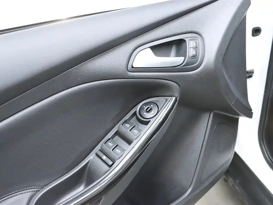 Ford Ford Focus 2018 Hatchback Classic 1.6L Automatic Style Intelligent Edition 2019 - thumbnail 11