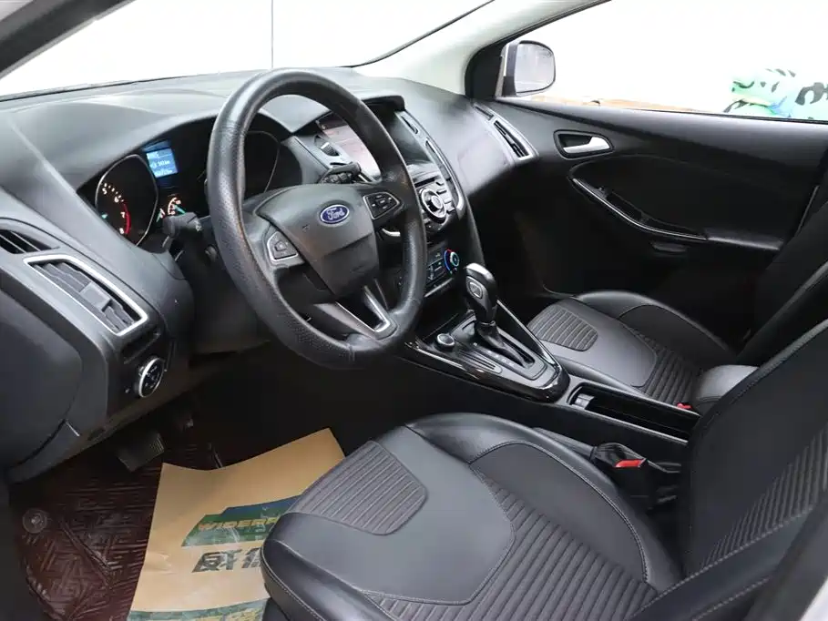 Ford Ford Focus 2018 Hatchback Classic 1.6L Automatic Style Intelligent Edition 2019 - thumbnail 12