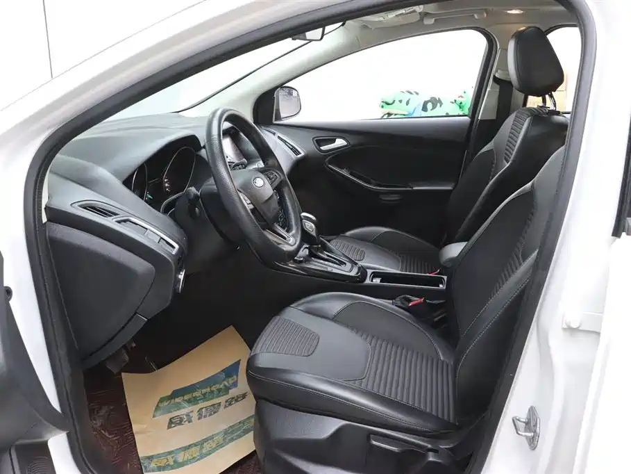 Ford Ford Focus 2018 Hatchback Classic 1.6L Automatic Style Intelligent Edition 2019 - thumbnail 13