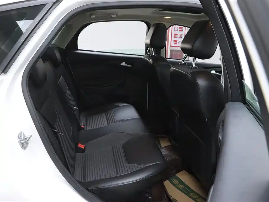 Ford Ford Focus 2018 Hatchback Classic 1.6L Automatic Style Intelligent Edition 2019 - thumbnail 15