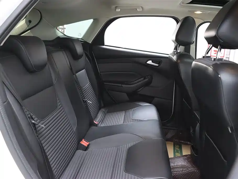 Ford Ford Focus 2018 Hatchback Classic 1.6L Automatic Style Intelligent Edition 2019 - thumbnail 16