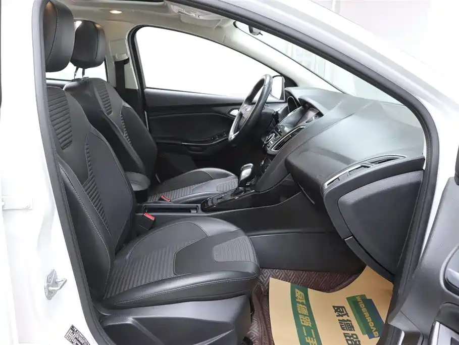 Ford Ford Focus 2018 Hatchback Classic 1.6L Automatic Style Intelligent Edition 2019 - thumbnail 17