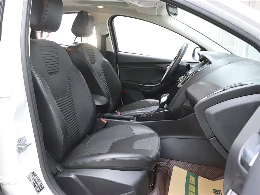 Ford Ford Focus 2018 Hatchback Classic 1.6L Automatic Style Intelligent Edition 2019 - thumbnail 18