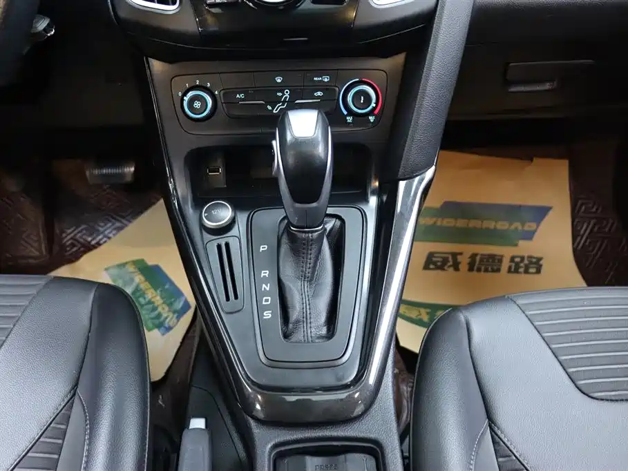 Ford Ford Focus 2018 Hatchback Classic 1.6L Automatic Style Intelligent Edition 2019 - thumbnail 22