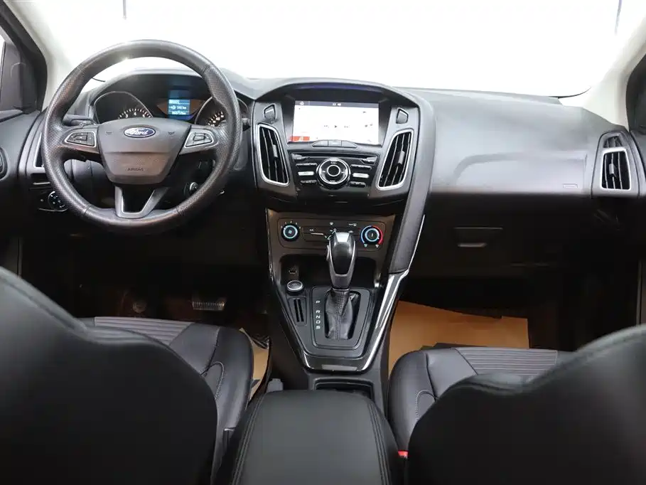 Ford Ford Focus 2018 Hatchback Classic 1.6L Automatic Style Intelligent Edition 2019 - thumbnail 24