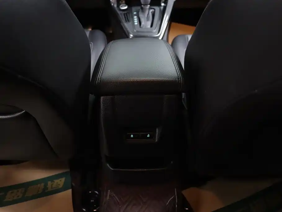 Ford Ford Focus 2018 Hatchback Classic 1.6L Automatic Style Intelligent Edition 2019 - thumbnail 25