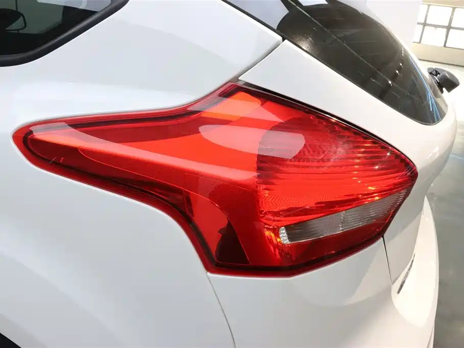 Ford Ford Focus 2018 Hatchback Classic 1.6L Automatic Style Intelligent Edition 2019 - thumbnail 30