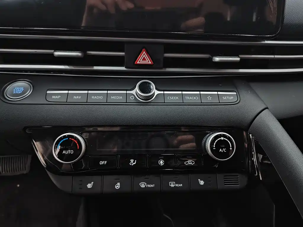 Hyundai Hyundai Elantra 2023 1.5L CVT LUX Premium Edition 2024 - thumbnail 16