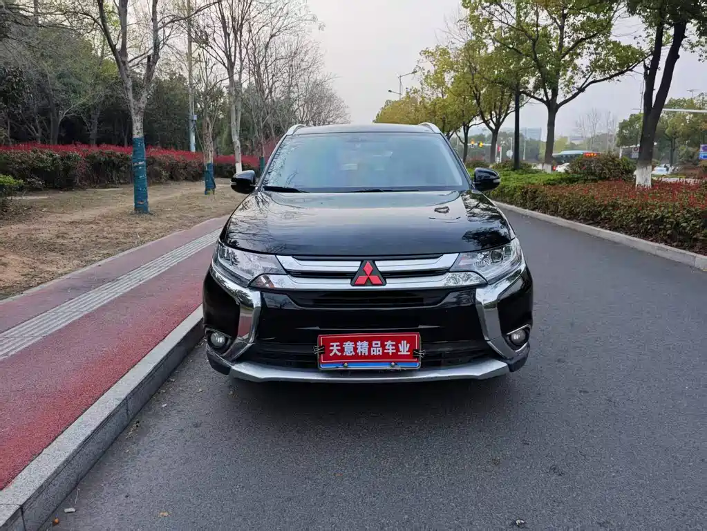 Mitsubishi Outlander 2018 2.4L AWD Luxury 7-seater 2018 - thumbnail 2